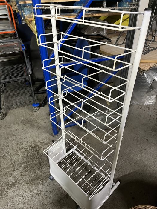 Expositor com rodas para caixas , etc