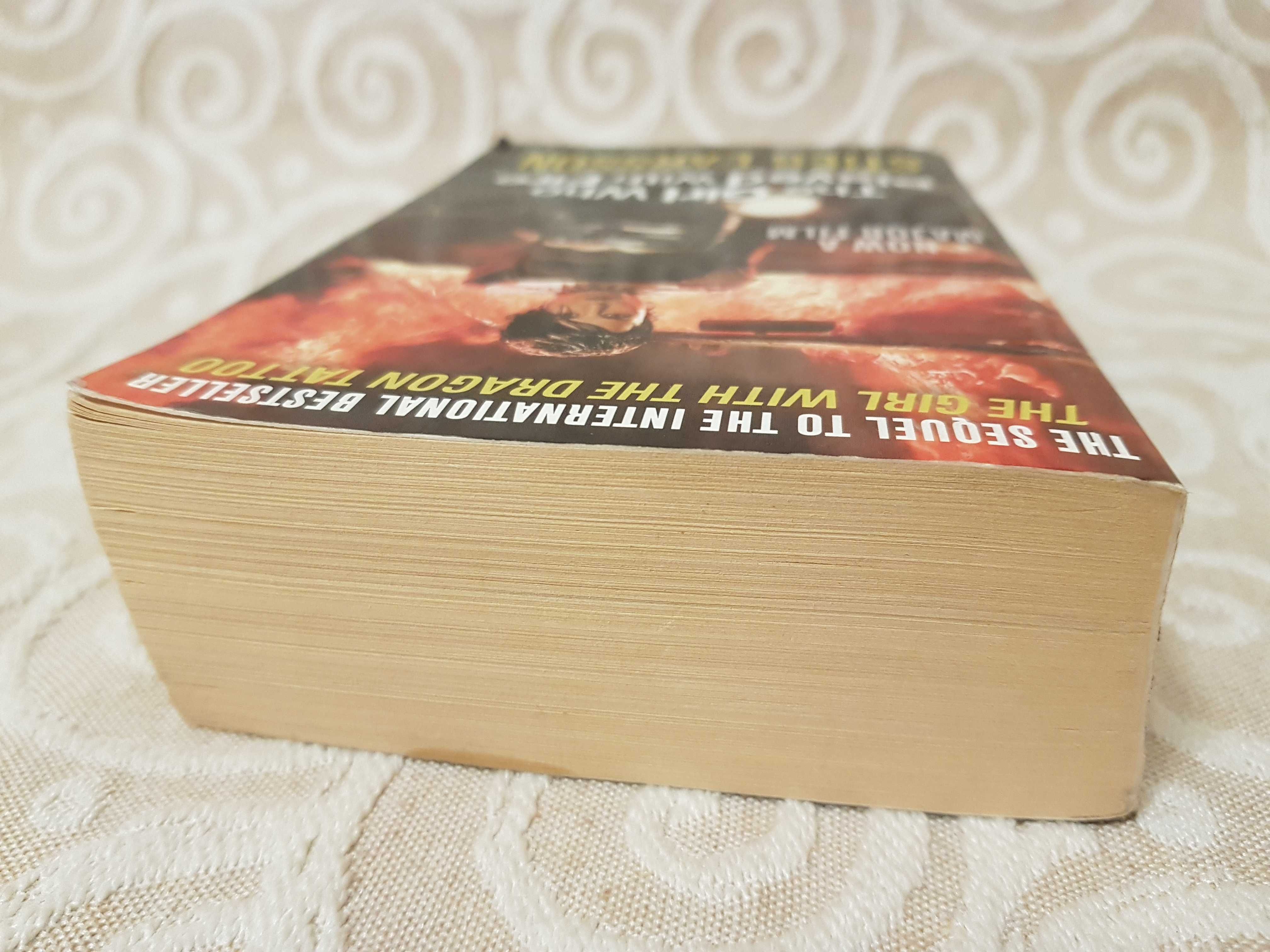 Książka po angielsku "The girl who played with fire" Stieg Larsson