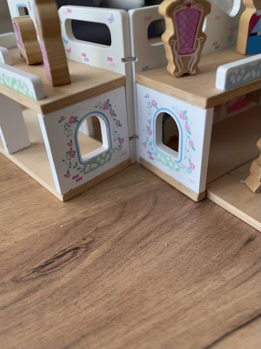 Zamek , domek drewniany z elementami