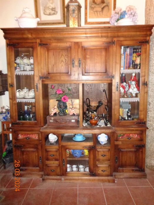 Bonito louceiro todo em madeira massiça