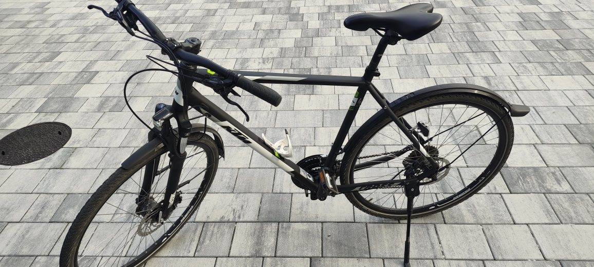 Rower KTM Avenza Cross street