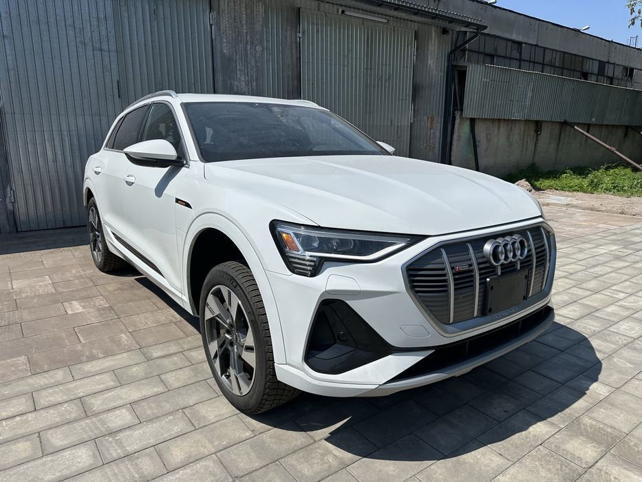 Арка накладка на крыло, дверь задняя Audi E-tron 50, 55, Q8 цвет LS9R