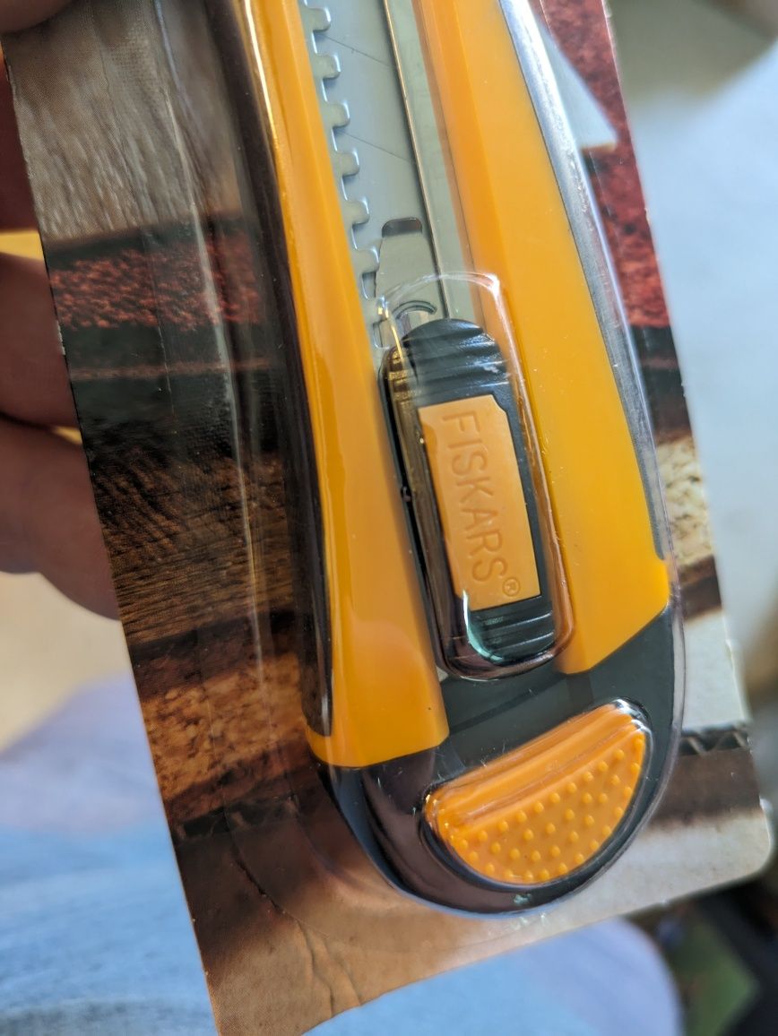 Nożyk nóż na ostrza łamane FISKARS 1398  18mm 5 ostrzy w zestawie