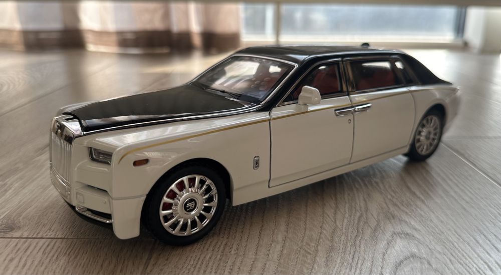Моделька Rolls-Royce phantom 1:18