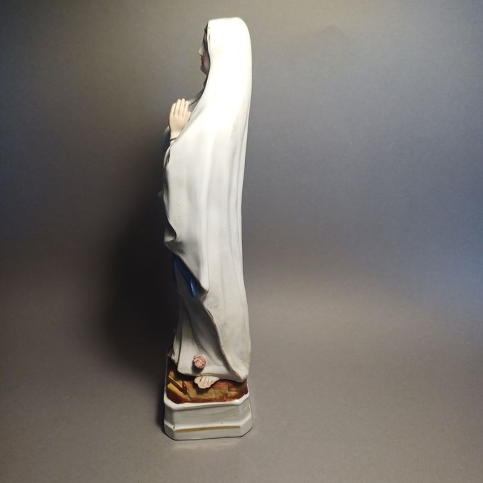 Figurka biskwit Matki Bożej z Lourdes.