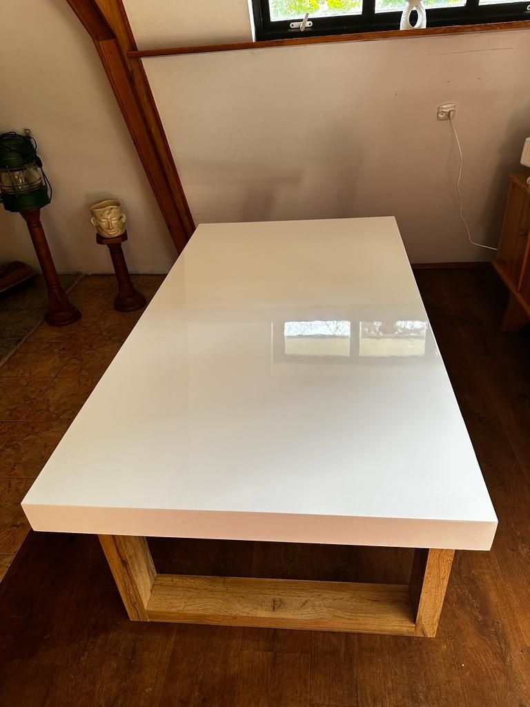 Stół grubo lakierowany