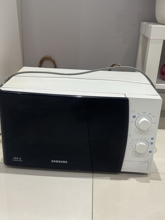 Мікрохвильова піч SAMSUNG ME711KR