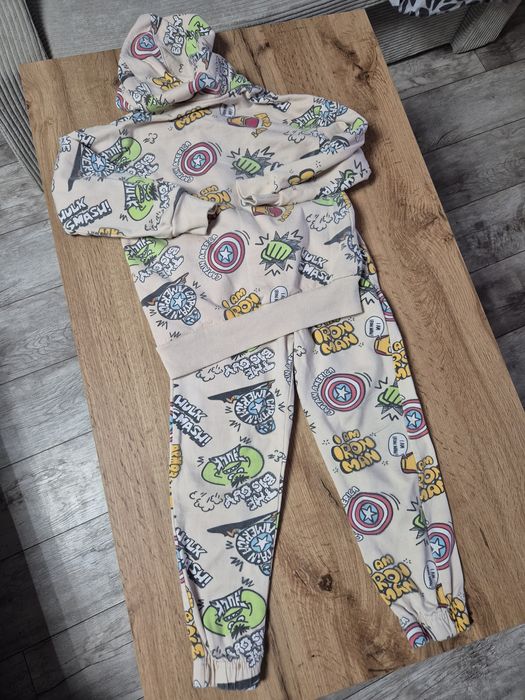 Dres chłopięcy komplet bluza rozpinana spodnie Avengers Sinsay 122