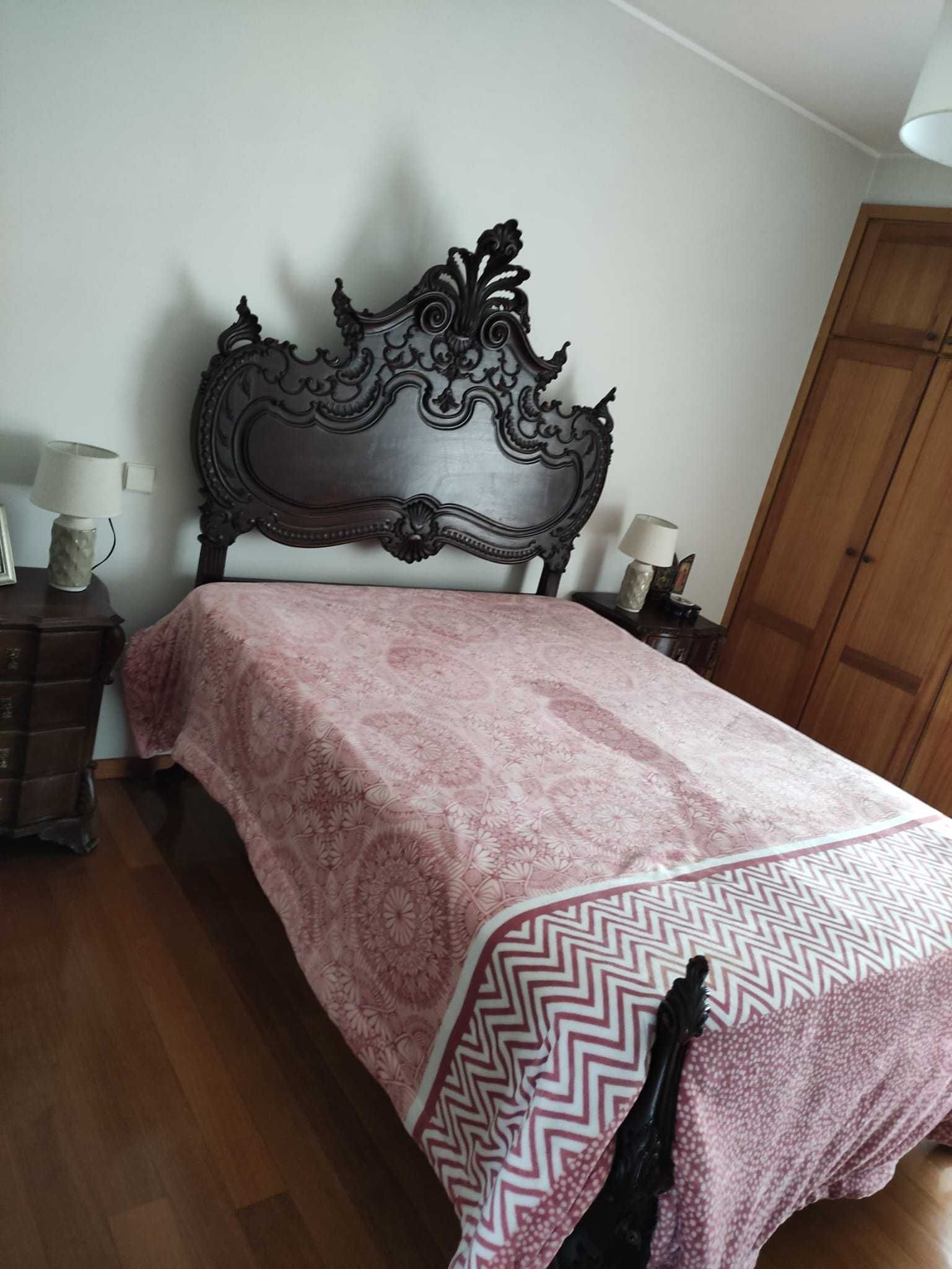 Cama de casal antiga a 100€