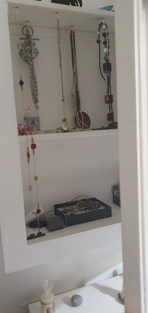 Espelho com armário para bijuterias