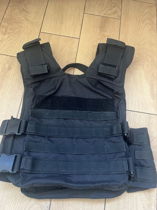 Плитоноска чорного кольору в доброму стані