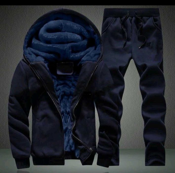 Чоловічий спортивний костюм