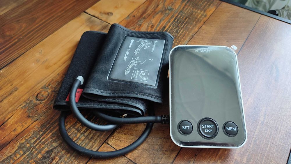 CIŚNIENIOMIERZ NARAMIENNY Vitammy NEXT 6 arytmia USB-C etui_jak Nowy