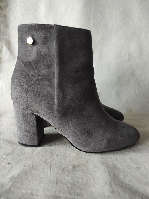 Szare botki zamszowe na słupku Casu nr 38