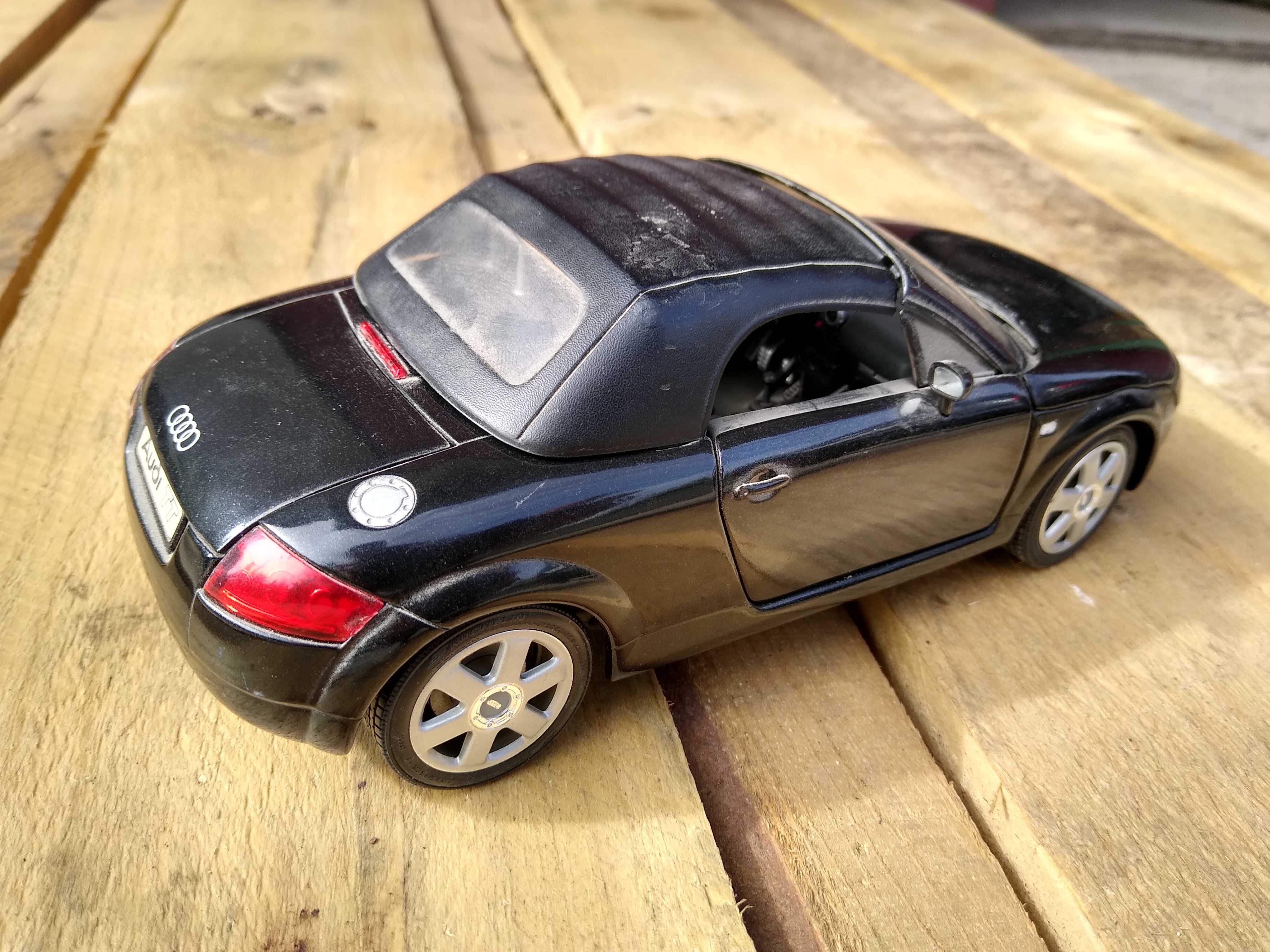 duży model Audi TT Turbo cabrio - Revell 1/18  - 23 cm