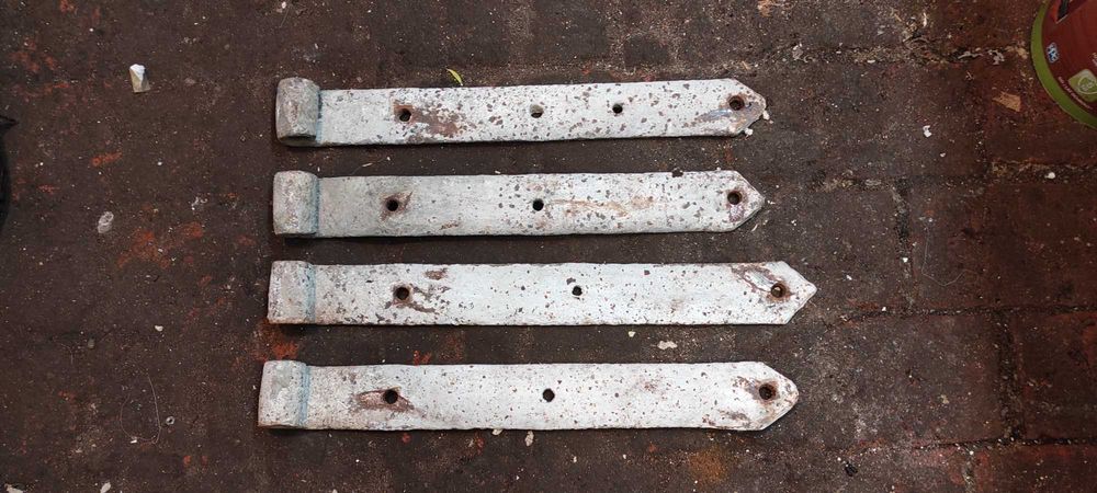 Kute zawiasy do bramy drzwi z demontażu