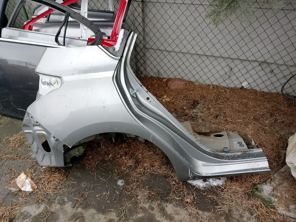 Toyota Auris 2 HB Tylni Prawy Błotnik