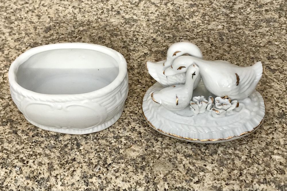 Pequena caixa de porcelana chinesa com cisnes