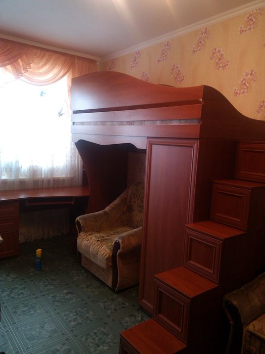 Двуяросне ліжко з комп'ютерним столом в хорошому стані