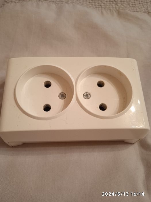 Тройник.               Розетка накладная.     .