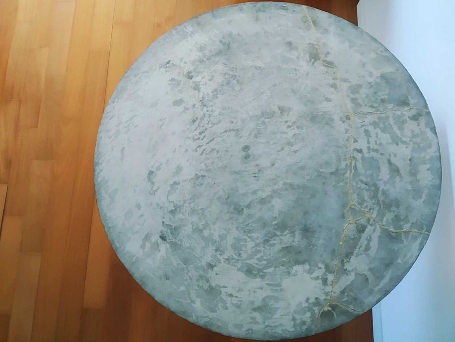 Mesa tulipa redonda | base em pedestal branco e topo em betão kintsugi