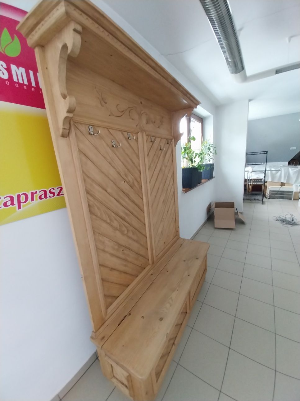 Wieszak regionalny do przedpokoju