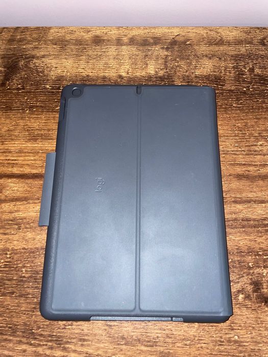 Etui z klawiaturą do iPada 7,8 i 9 generacji.