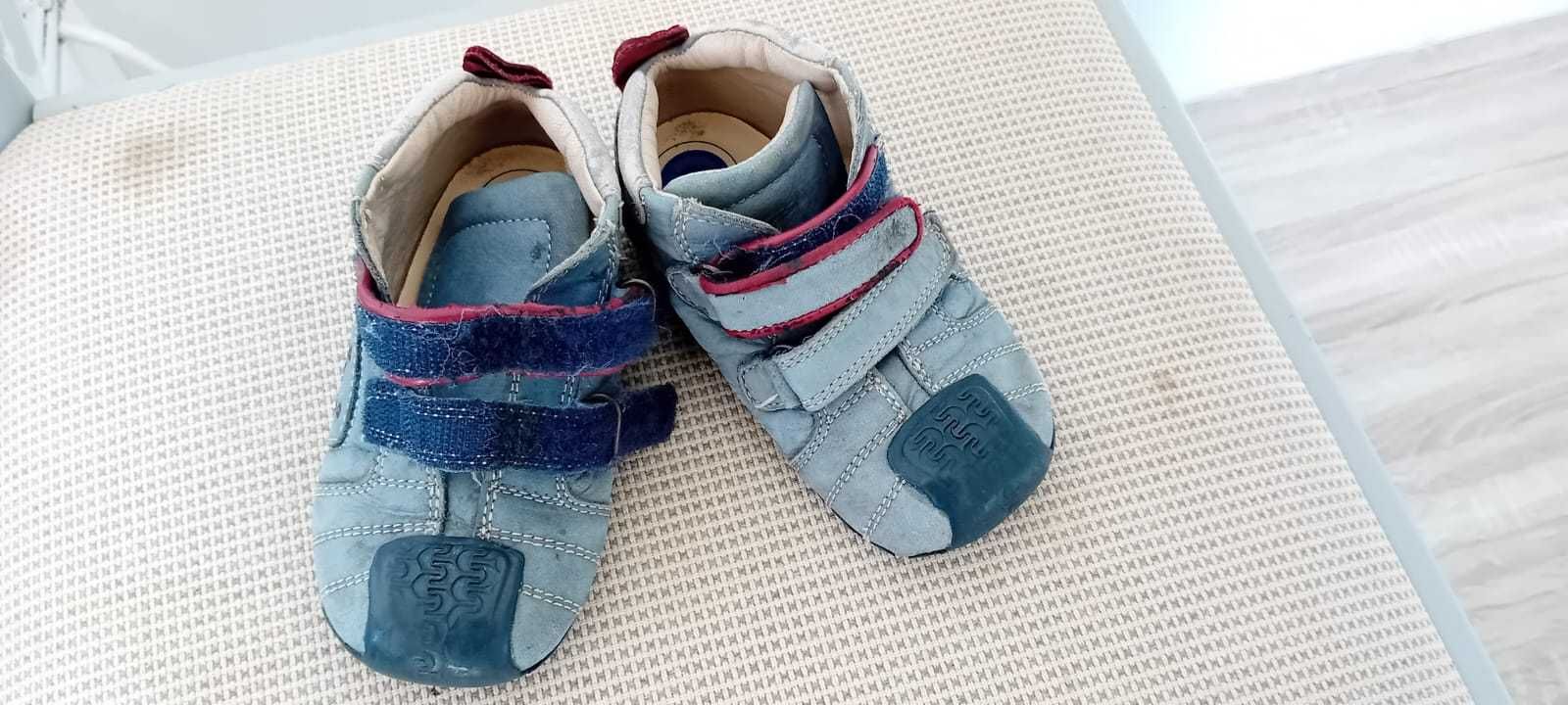 Botas Chicco e pantufas bebé tamanho 23