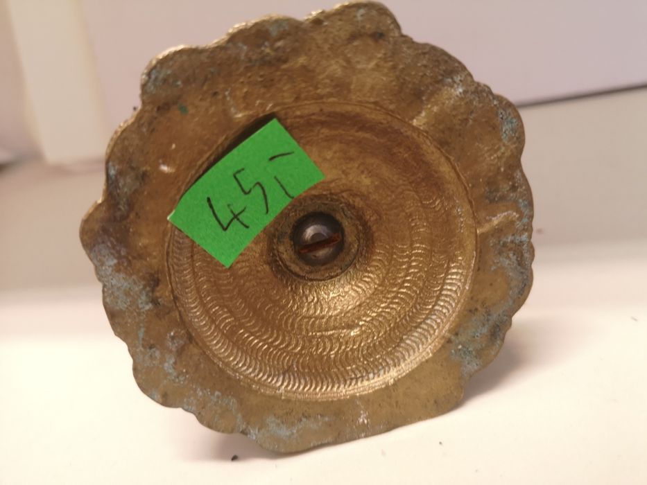 Metalowy świecznik z kwiatowym motywem