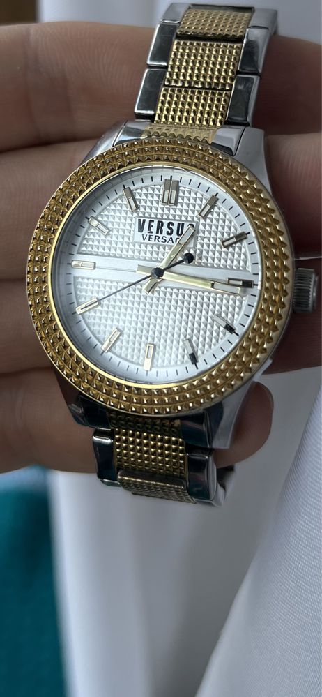 Часы женские среднего размера Versace оригинал позолоченные