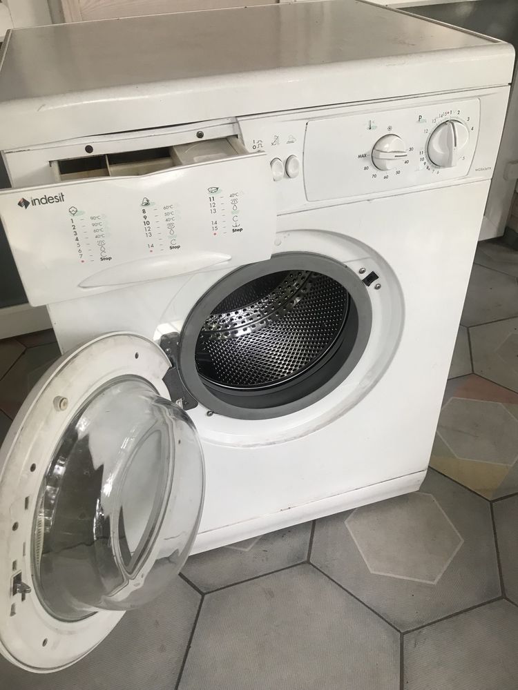 Продам стиральную машинку Indesit
