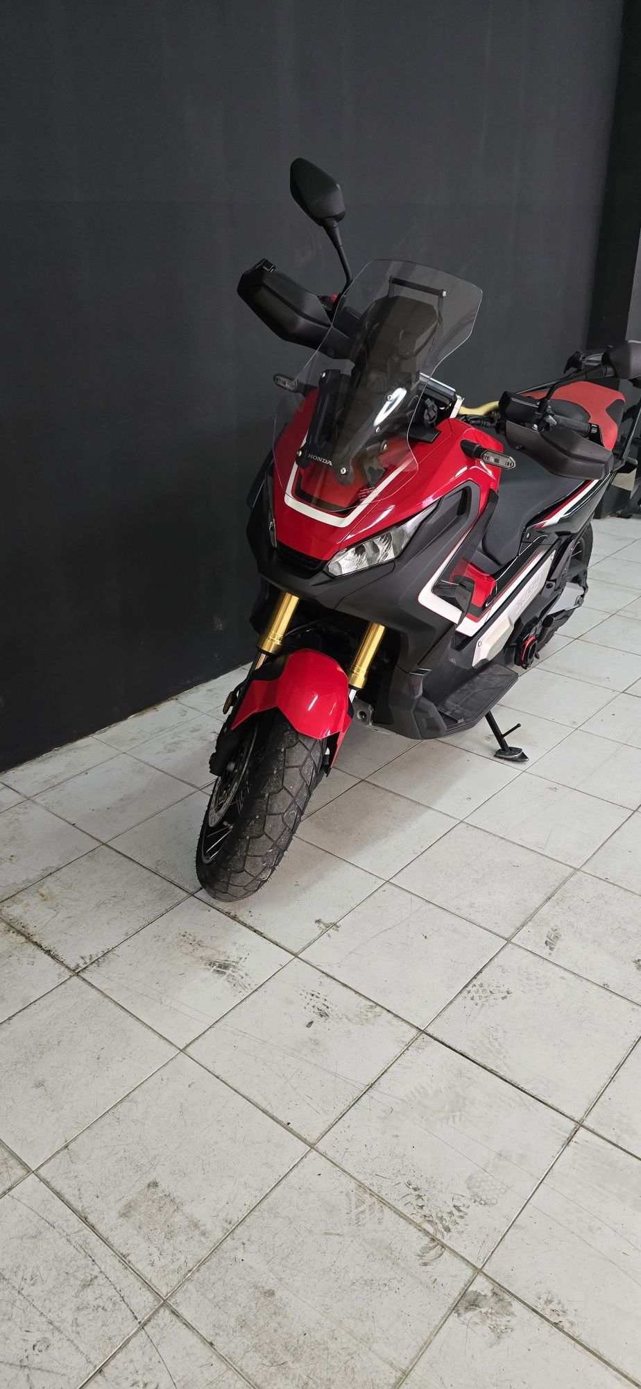 Honda X-ADV 750 Vermelha