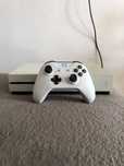 Xbox One S 500gb + pad + okablowanie + 2 gry