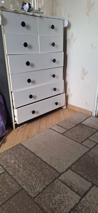 Dwie male szafki i komoda zadrmo