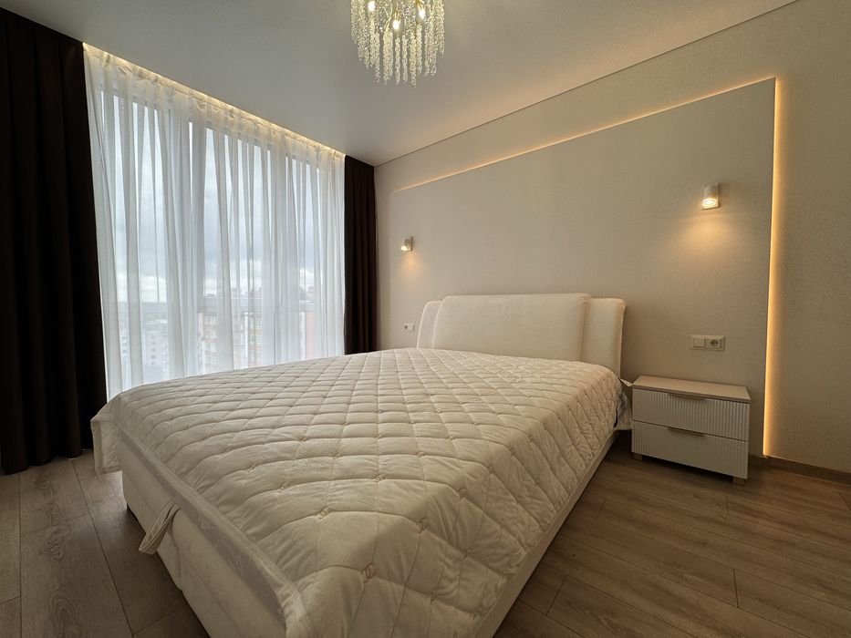 Центр міста, стильна 1.5 кімнатна з меблями та технікою – вид на гори!