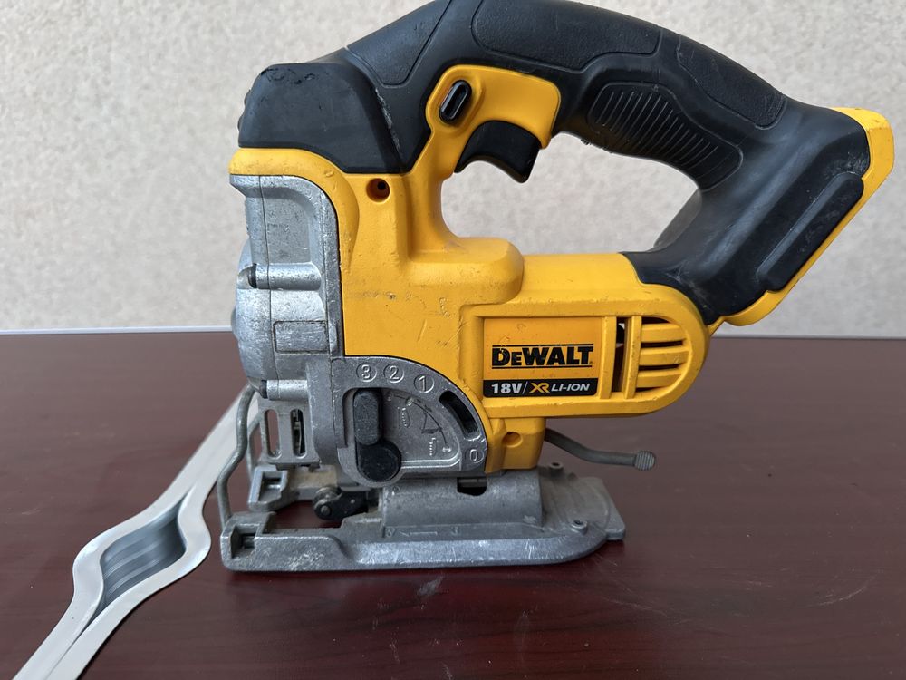 Лобзик Dewalt DCS331