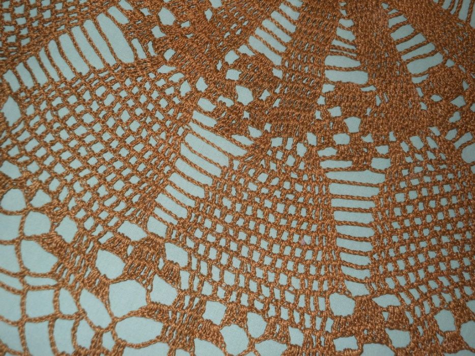 Скатерть круглая винтажная ,вязанная крючком,коричневая.Диаметр-80 см