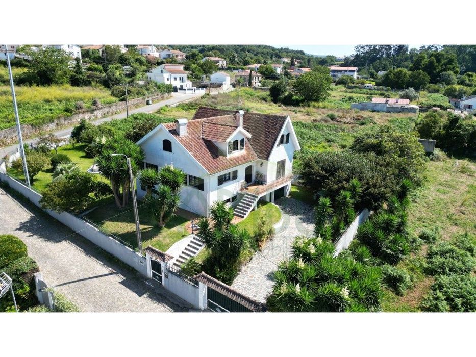 Moradia T5 com jardim em Seixas