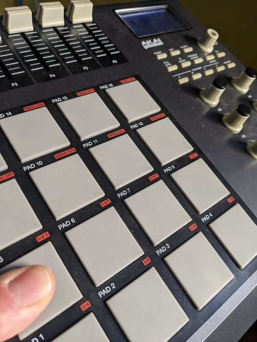 Akai MPD 26 драм машина контролер пульт