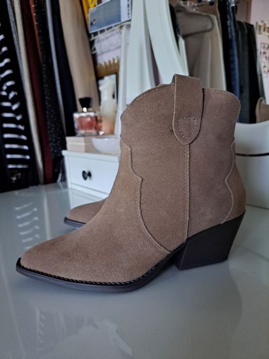 Zamszowe botki kowbojki