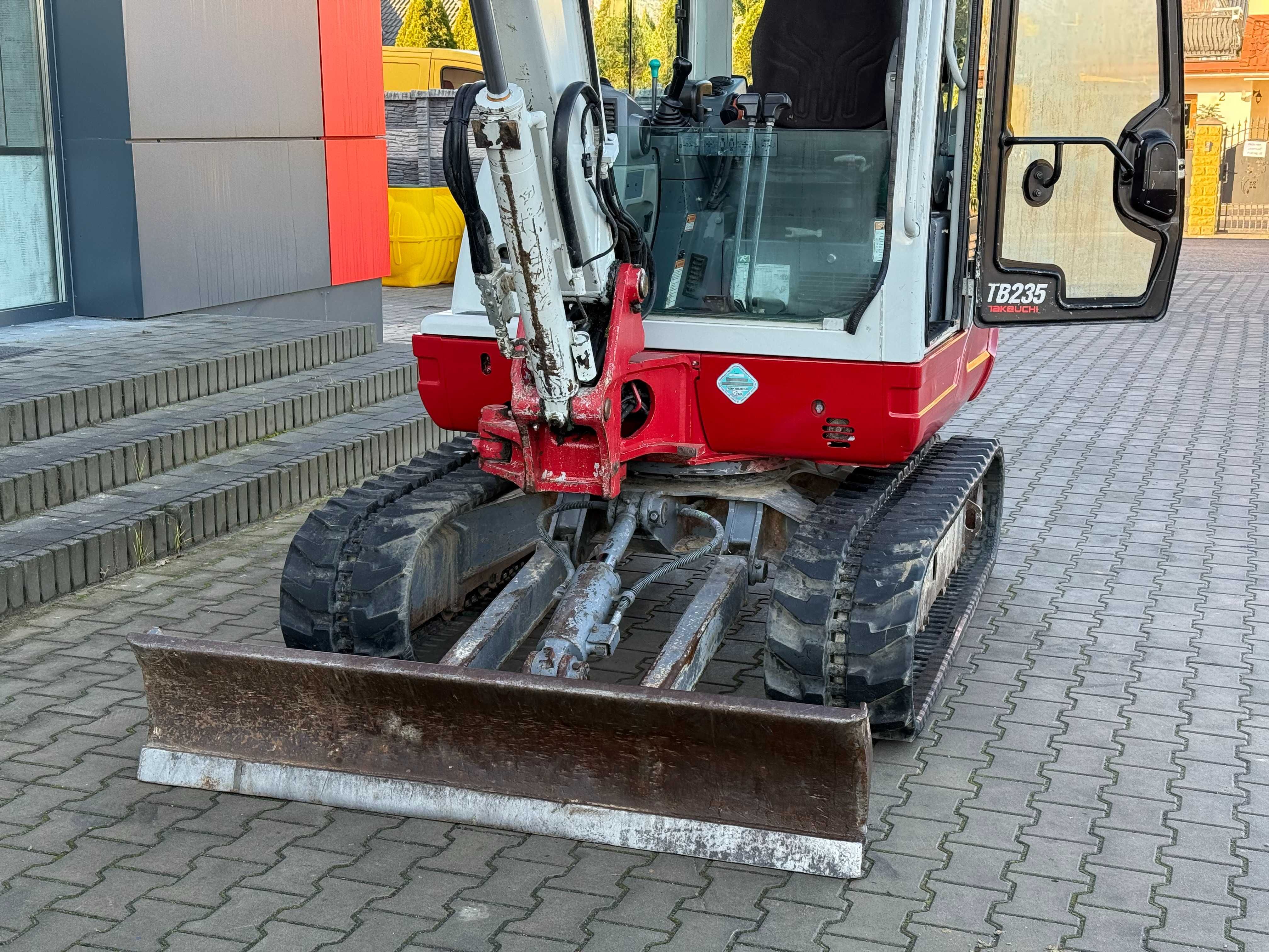 Wynajem koparki Takeuchi TB235 z operatorem lub bez!