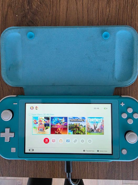 Consola Nintendo Switch Light com capa +2 jogos