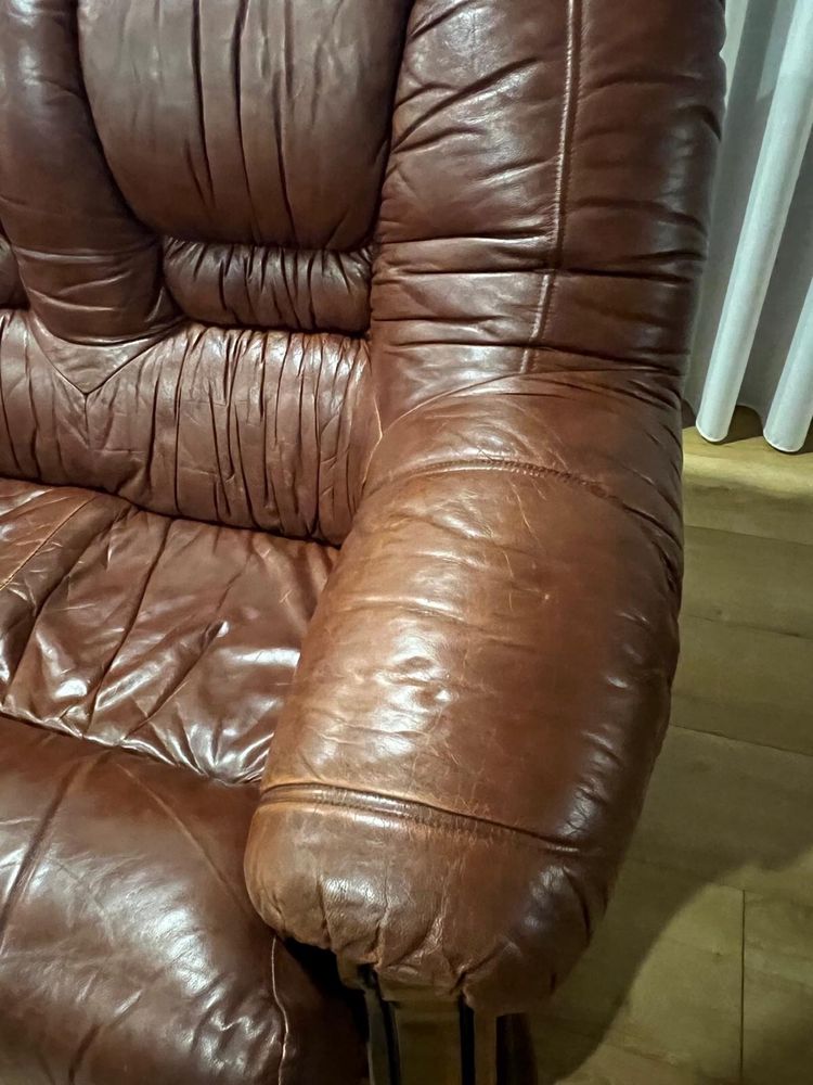 Sofás em pele castanhos