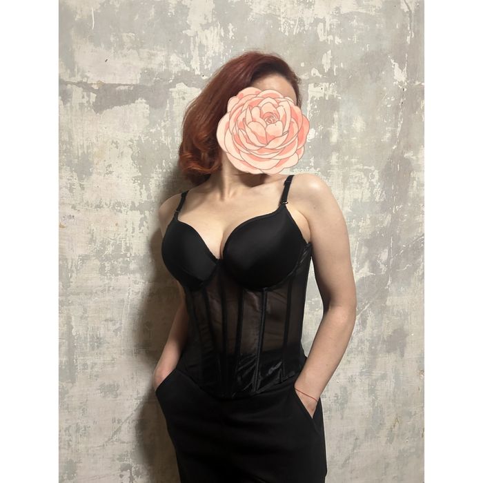 До Гелловіну. Напівпрозорий чорний корсет