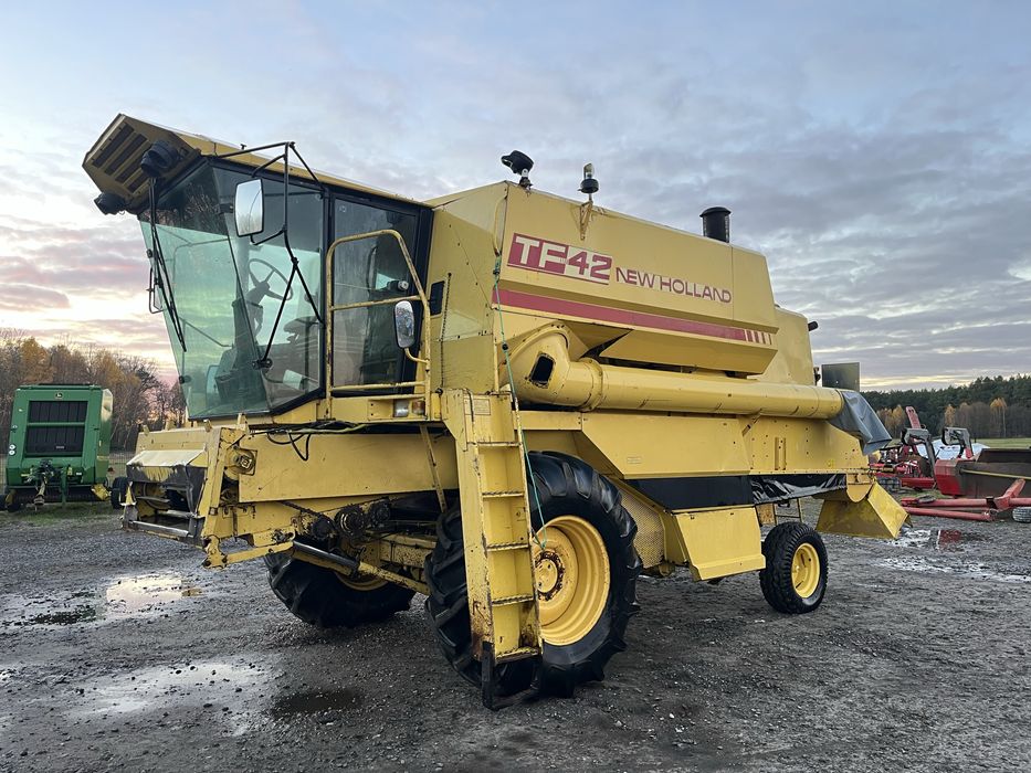 Sperzedam kombajn New holland TF 42 tx