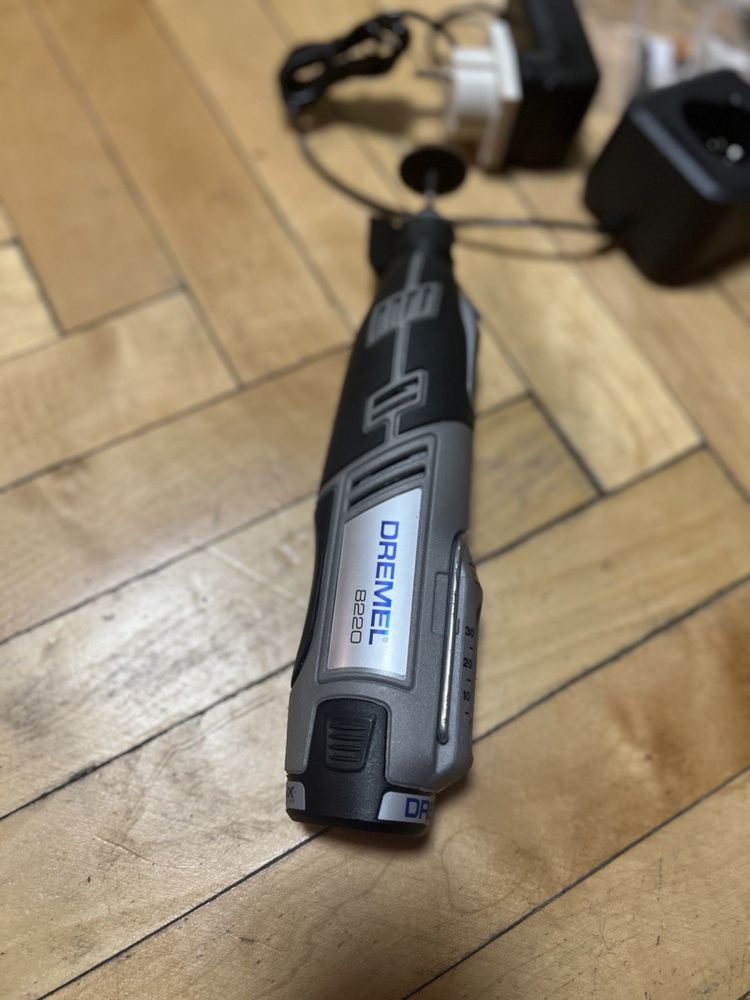 Акумуляторний Гравер dremel 8220-N/30Н