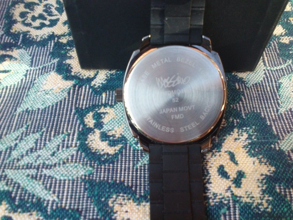 Продам новые наручные мужские часы.