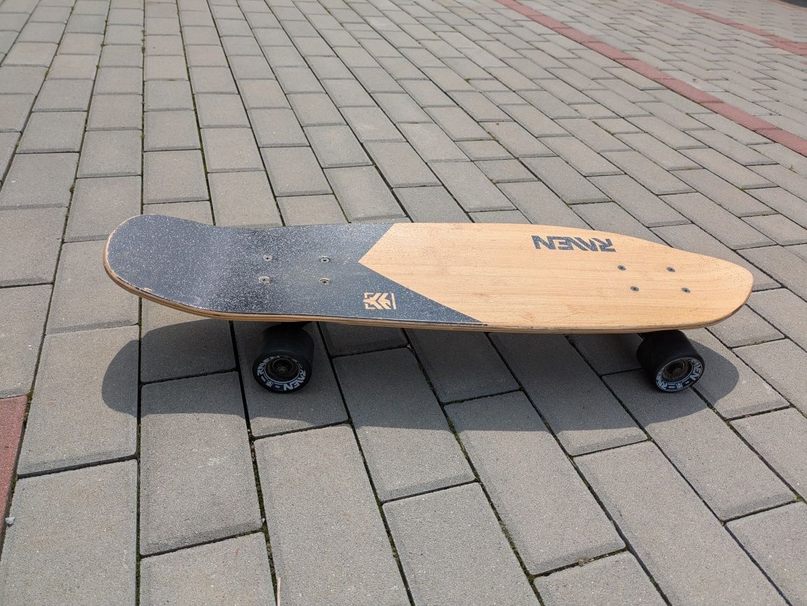 Longboard RAVEN.