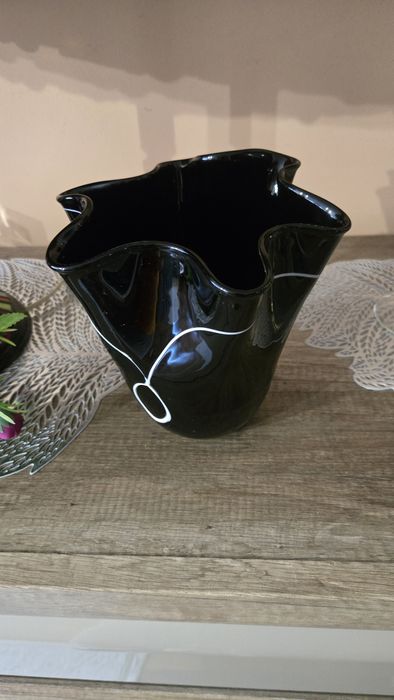 Wazon falbanką czarno białe mazy