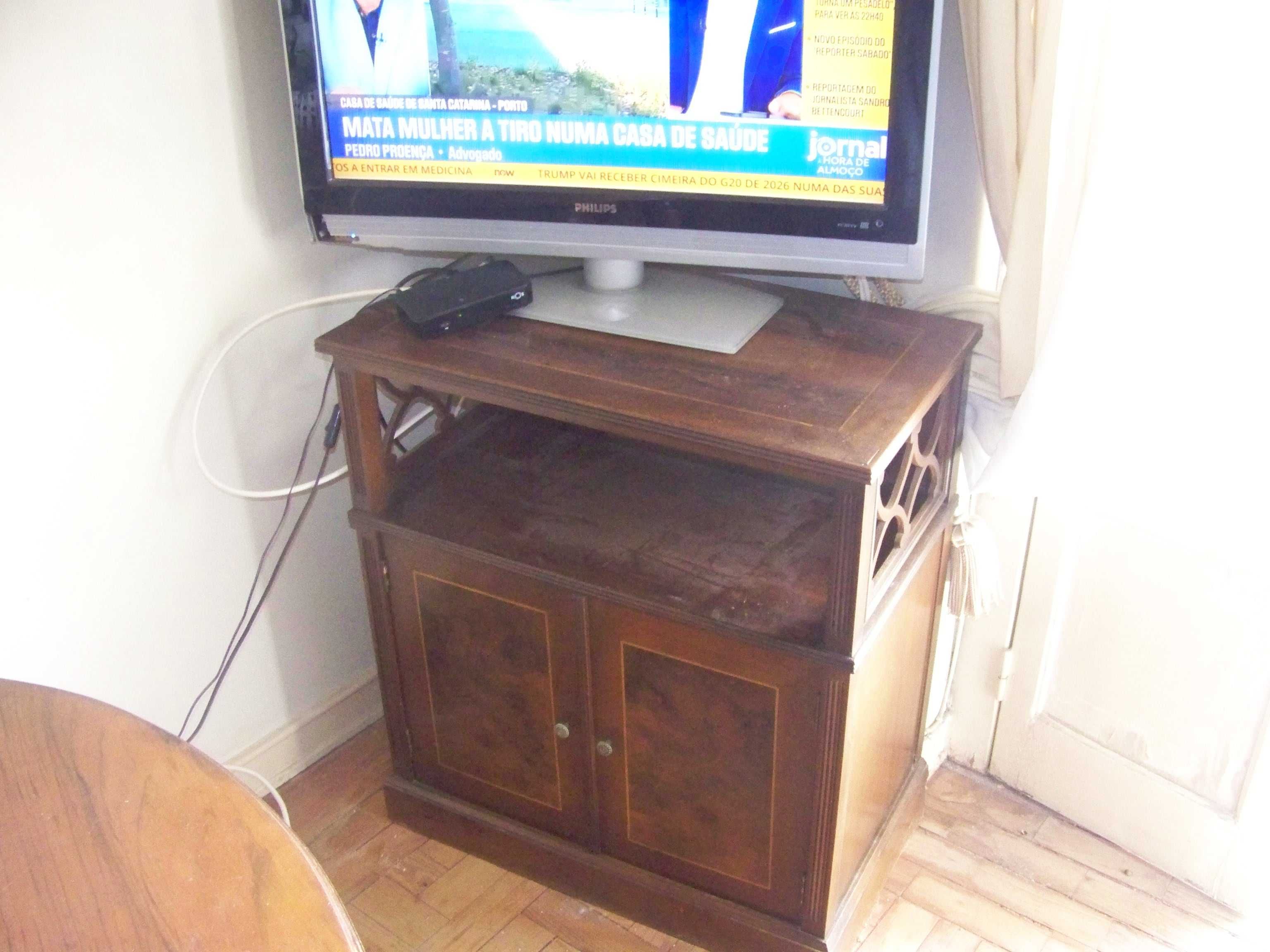 movel tv estilo clássico em madeira